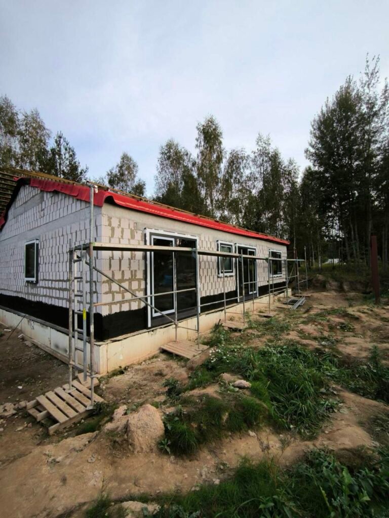 Aukštos kokybės architektūrinis sprendimas, kuriame susitinka amžina klasika ir gamtos grožis